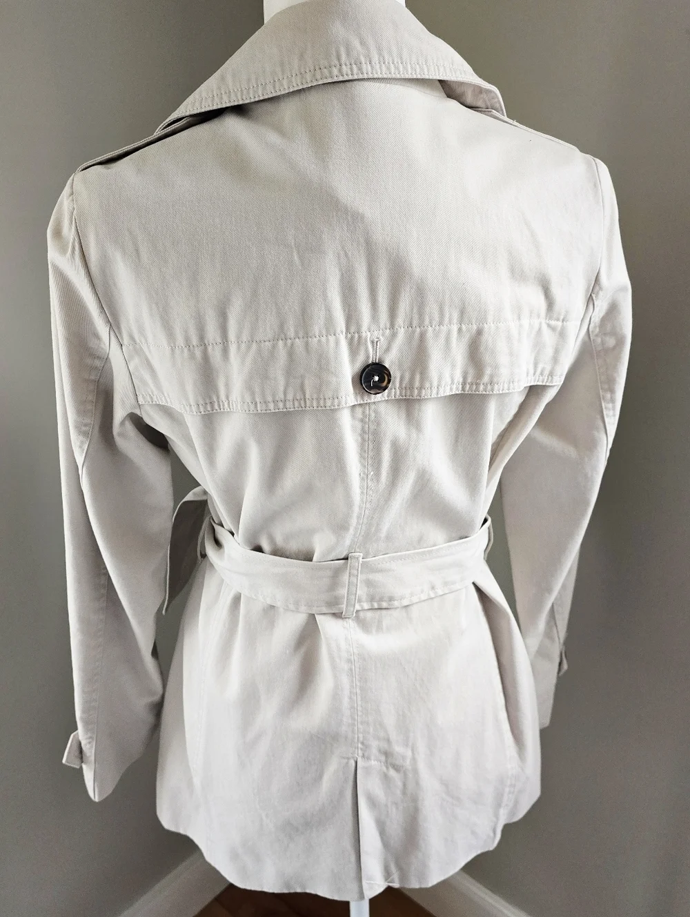 Classic Women's Beige Double-Breasted Trench Coat with Belt - Size Sm - Picture 3 of 4